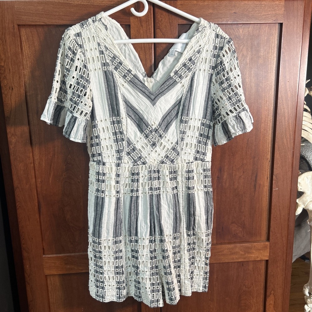 Anthropologie ett:twa Embroidered Eyelet Romper‎ Gray White Striped Sz 8 Casual